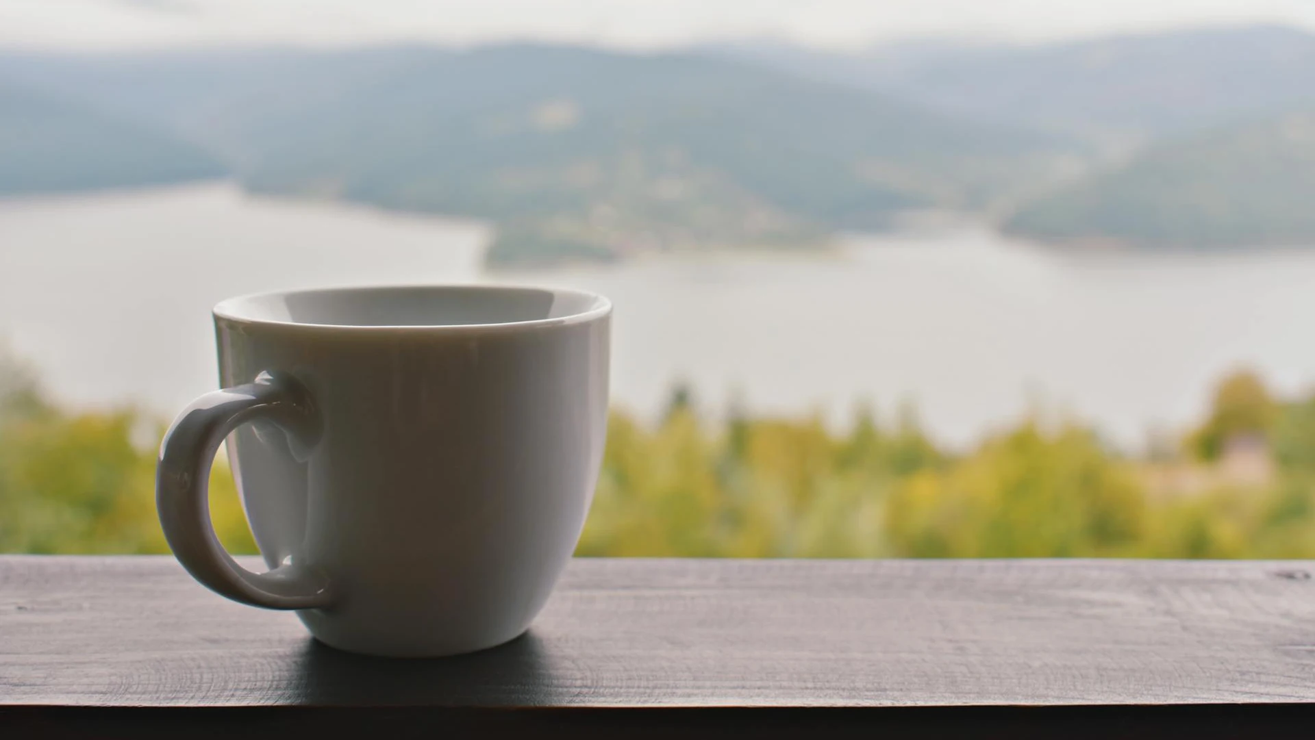 Mountain House: Snowy Escape Captured in Coffee-Table Bliss