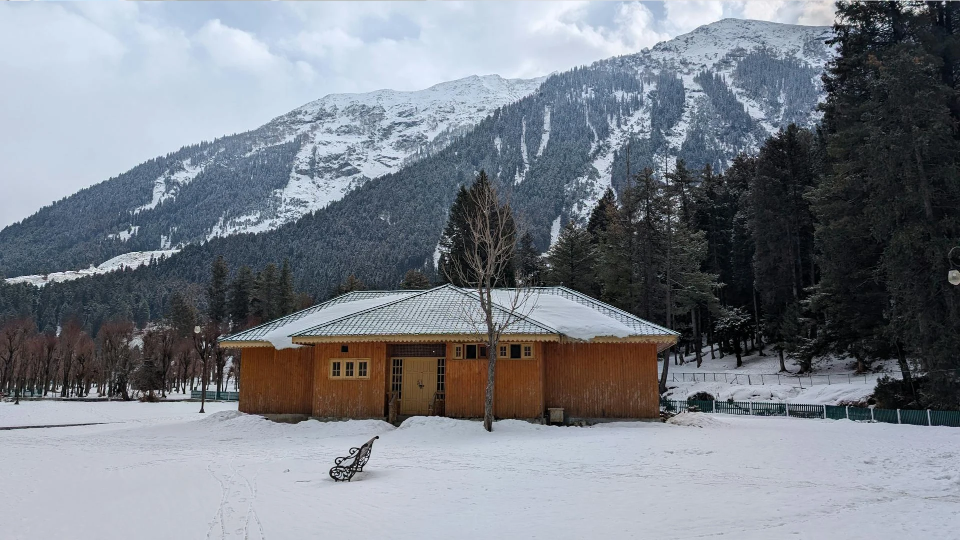 Mountain House: Snowy Escape Captured in Coffee-Table Bliss