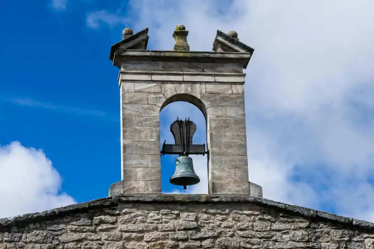 Clochant: A Traditional French Bell